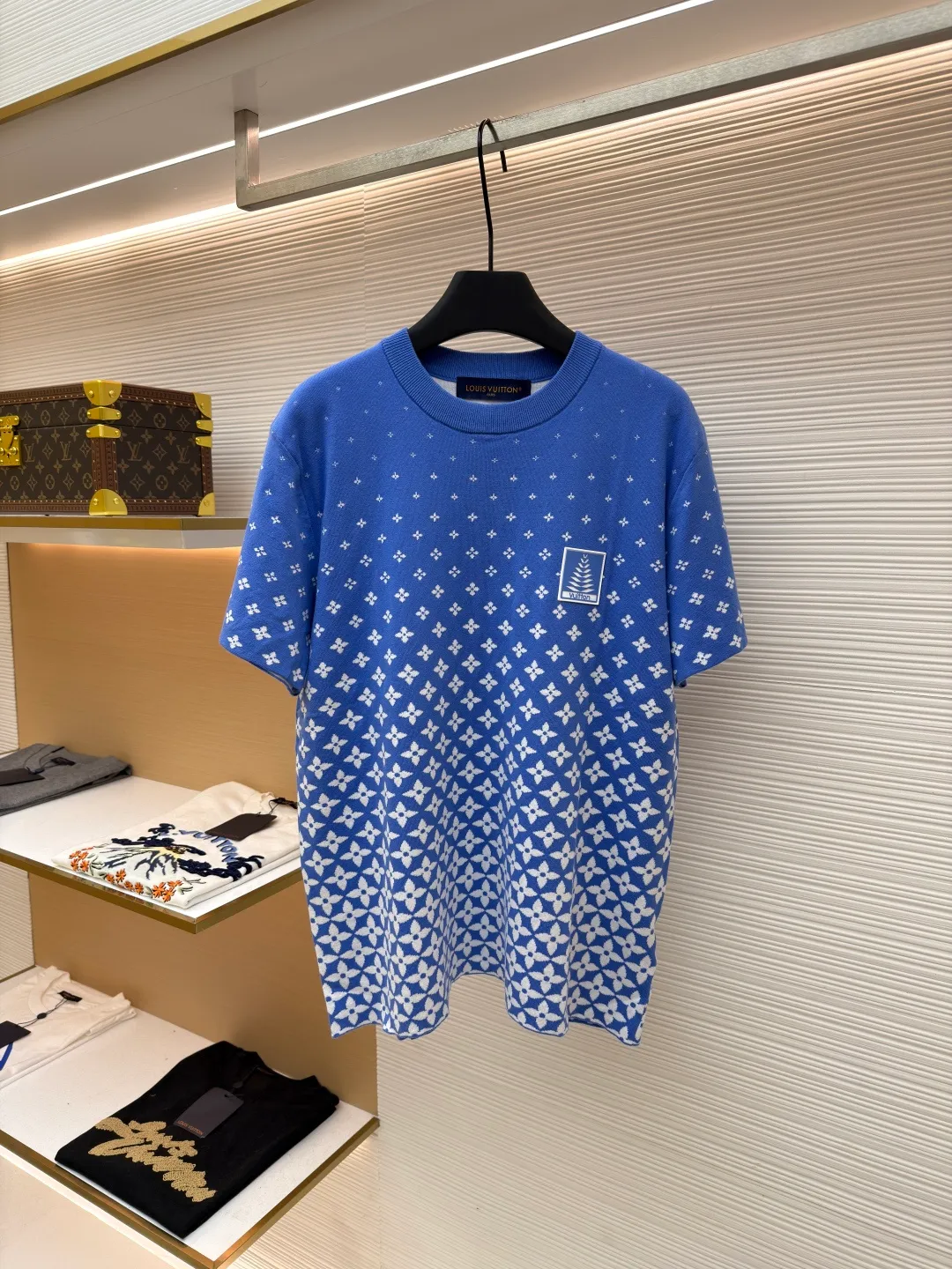 LOUIS VUITTON Snowy Woolen Short Sleeves ●Original version: Purchased and developed at 8850 ●Item number: 1681574-A55 ●Fabric: combed cotton fabric ●Technology: woolen fabric ●Color: blue ●Version: fitted version ●Weight: about 360 grams ●Size: XS-S-M-L ●Description: The wool material is made of [60/2 high count and high density (100% fully combed cotton yarn) yarn]. From a technical point of view, combed cotton will clean up excess impurities during the production process, making the woven items look smoother and high-end; compared to pure cotton, combed cotton is less prone to fluffing and pilling; pure cotton clothes are good, but there is a lot of rayon. Although the quality is not easy to pill, it is easy to shrink and deform; compared with pure cotton fabrics, combed cotton fabrics are more comfortable to wear and breathable, but the texture, washability, deformation resistance and wear resistance of combed cotton fabrics are much higher than pure cotton, and the texture of combed cotton fabrics is finer than that of ordinary pure cotton. The unit price of the yarn is high, and the quality is higher. The fabric pieces are woven using [a 47W imported Stoll 16-needle ultra-fine machine from Germany], which is woven at a parallel and even speed with reference to the original two-color jacquard structure. [It takes 270 minutes to knit one piece]. During the weaving, [3 sand spits] are used to alternately knit back and forth. The number of knitting rows for a single front garment hanging wool is as high as 6352 rows; Only after the inspection can we carry out [seam selection], [washing], [hand-made original main label], wash mark, details including the height of the wash mark, stitching method, and final ironing. Only after the general inspection can we package and ship. It will not be like those ordinary computerized flat knitting machines. In order to rush the goods, the speed is turned to the limit, and the stitches of the knitted garments are different in size, code and pattern. The overall wiring is straight and delicate, the fabric is comfortable and soft, and the color is consistent without color difference. It can be matched with the same style to create a fashionable look and control various occasions. Customized accessories, complete with three standards, same style for men and women!